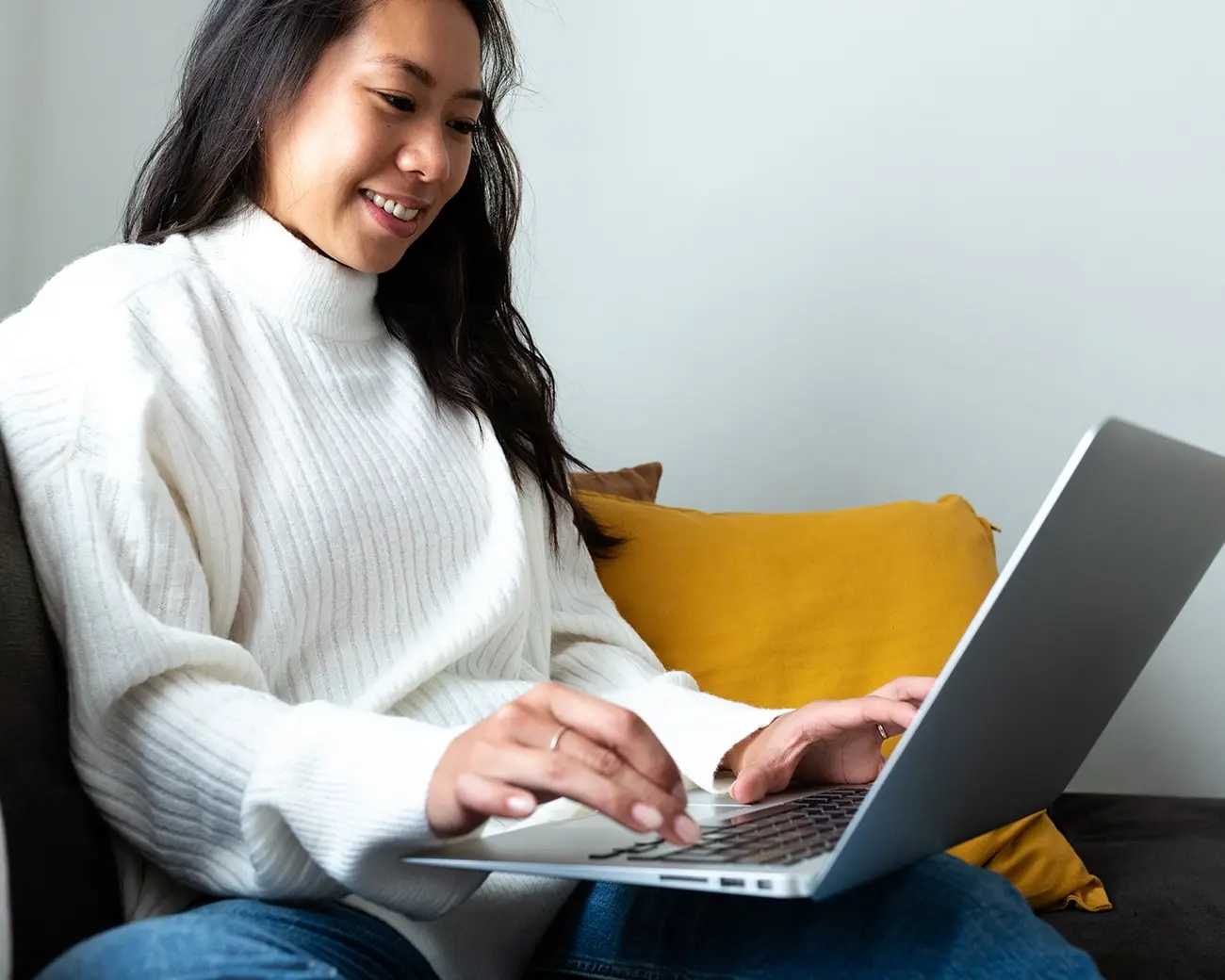 Vrouw kijkt naar laptop
