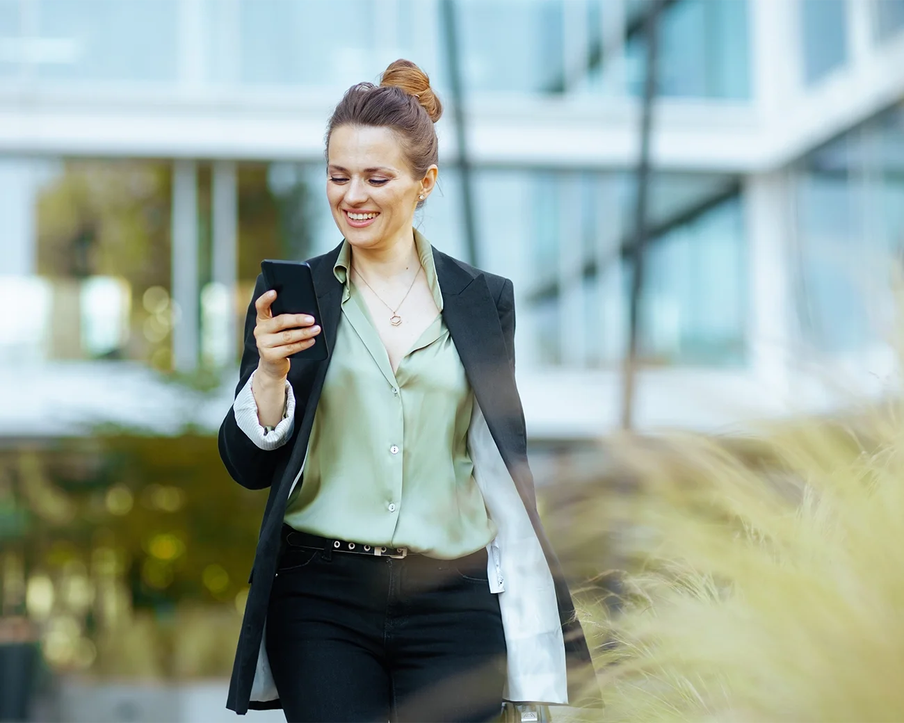 vrouw met telefoon in haar handen