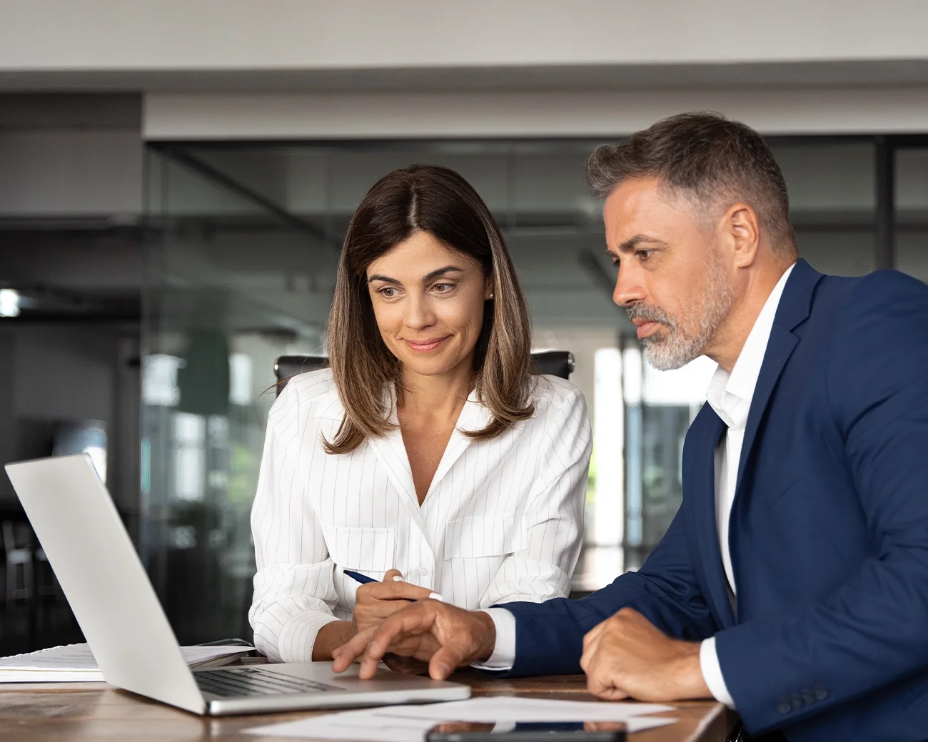 Man en vrouw bij overleg