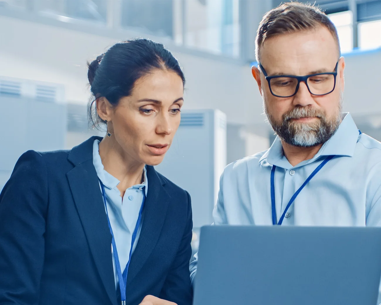 Man en vrouw kijken naar laptop