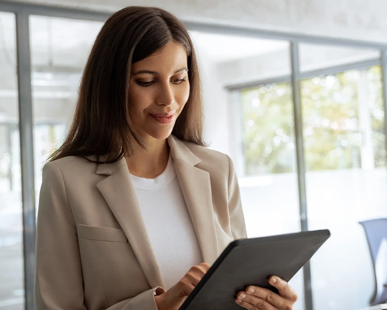 Vrouw leest haar aantekeningen