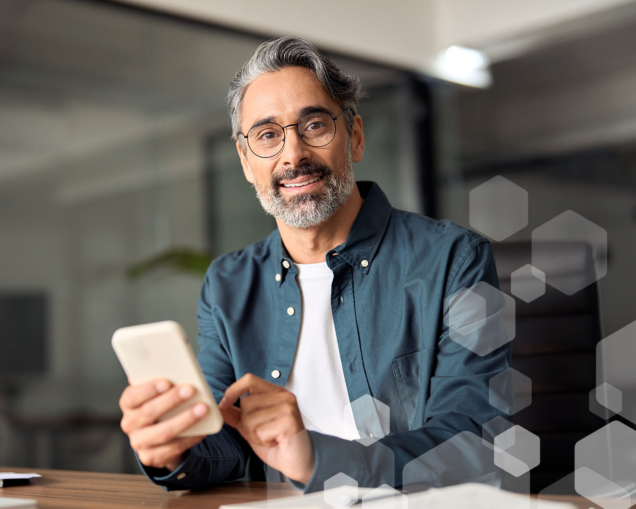 Fiscaal professional met telefoon