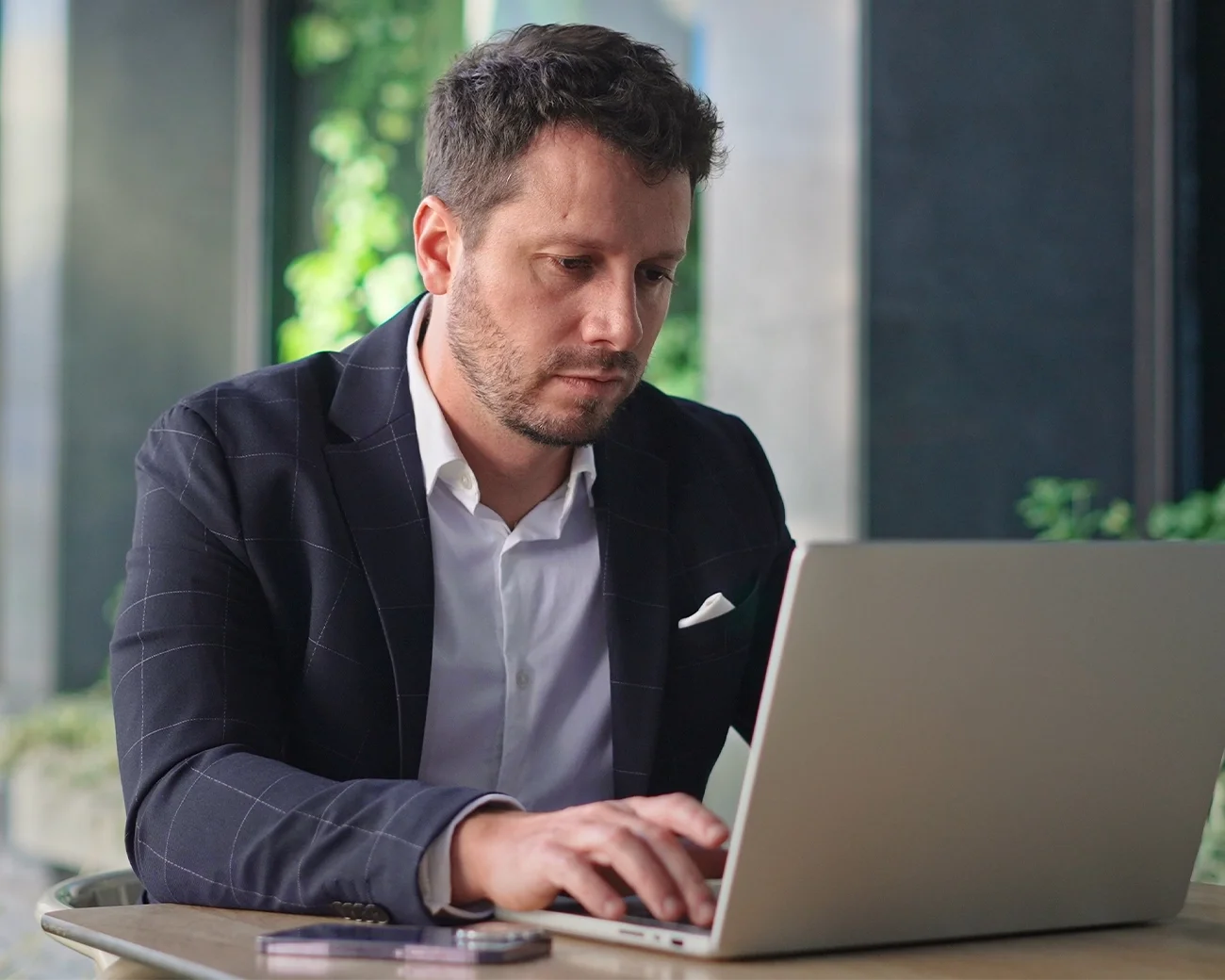 Teleurgestelde zakenman achter laptop