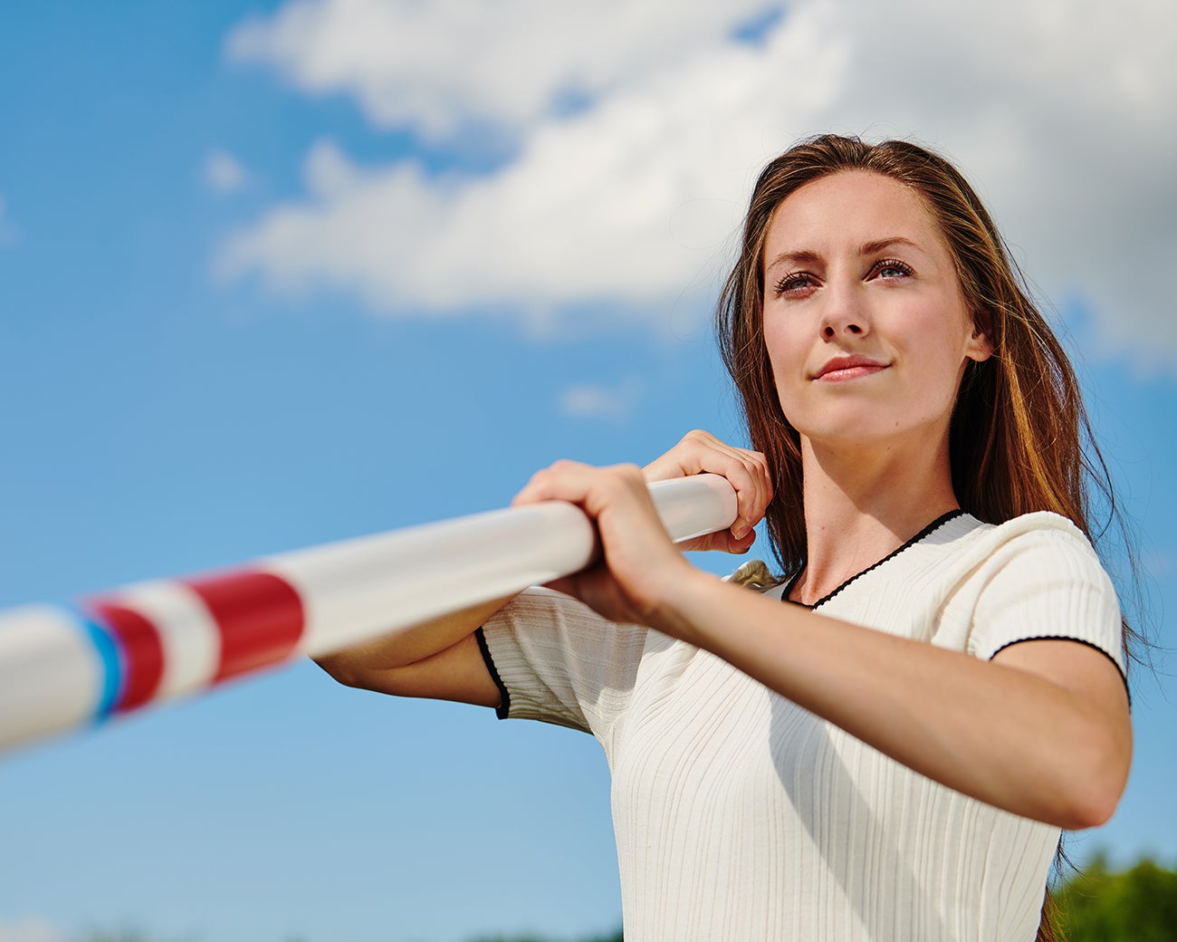 Zelfverzekerde vrouw met poolstok