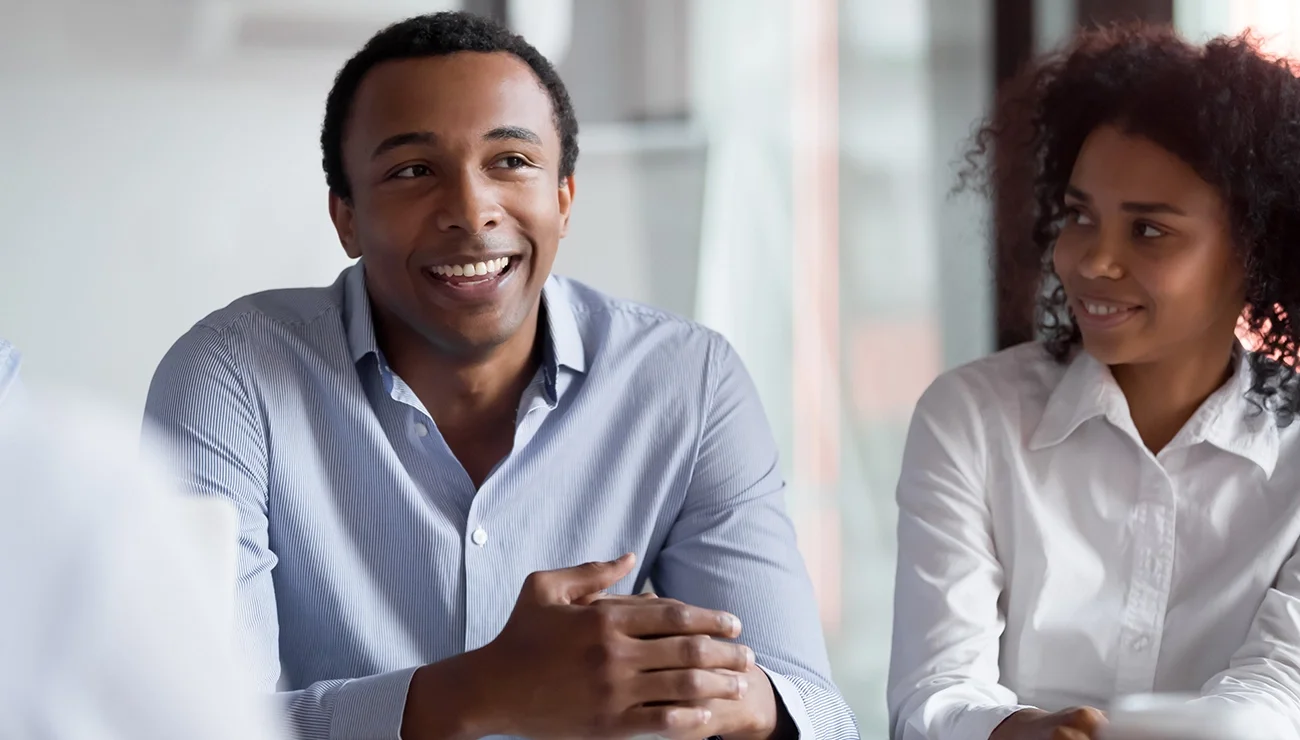 Man en vrouw samen lachend in gesprek 