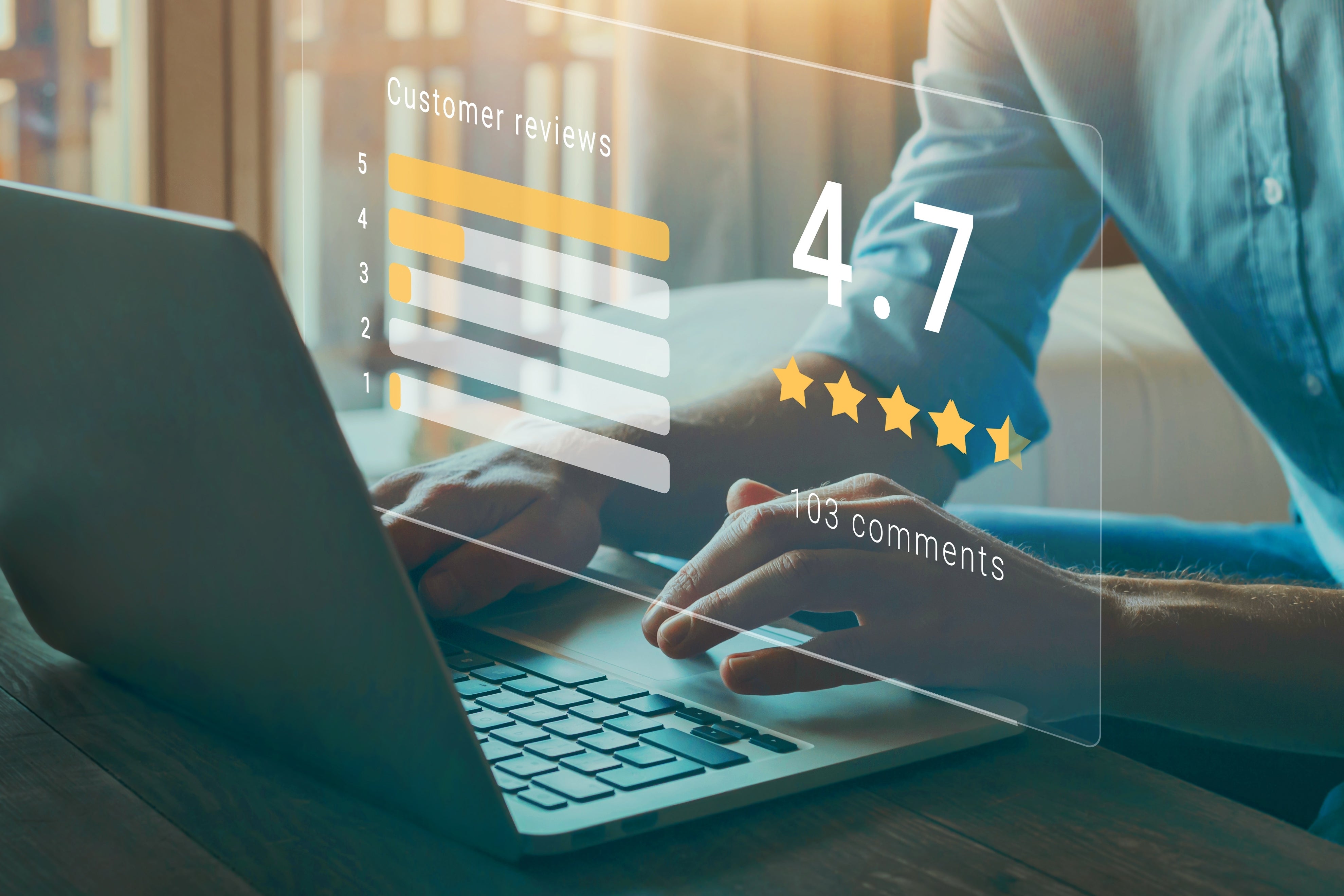 Professional typend achter laptop