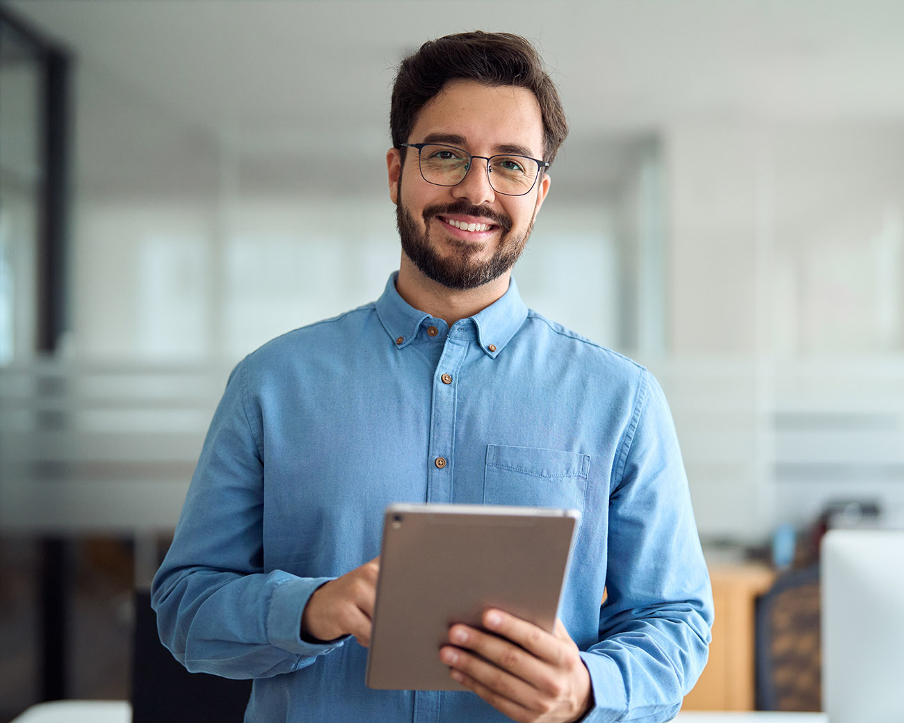 Man met tablet in zijn hand
