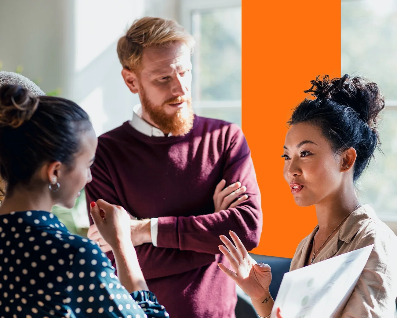 Personen op kantoor in gesprek met elkaar