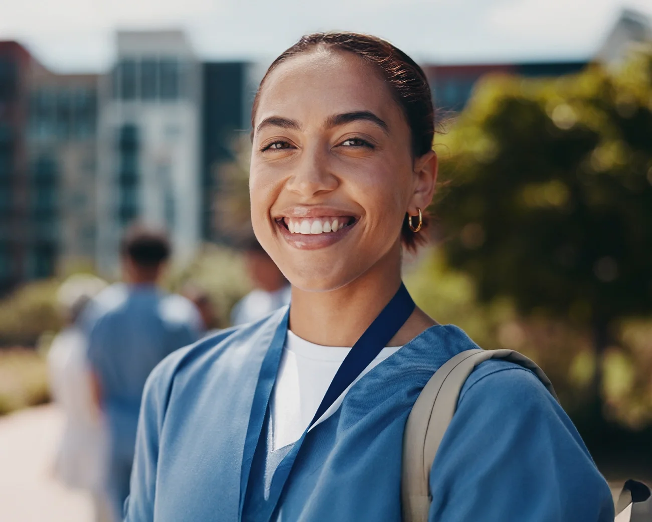 Lachende vrouw in verpleegkleding