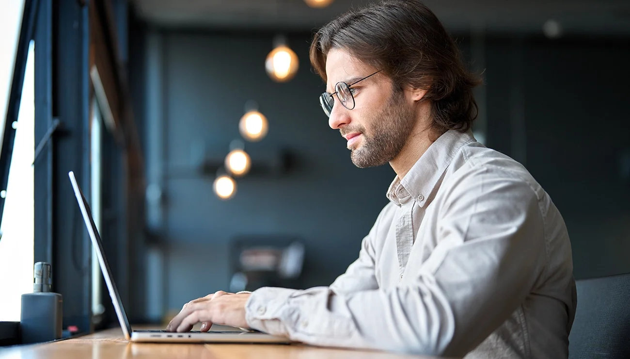 
Man aan het werk achter de laptop