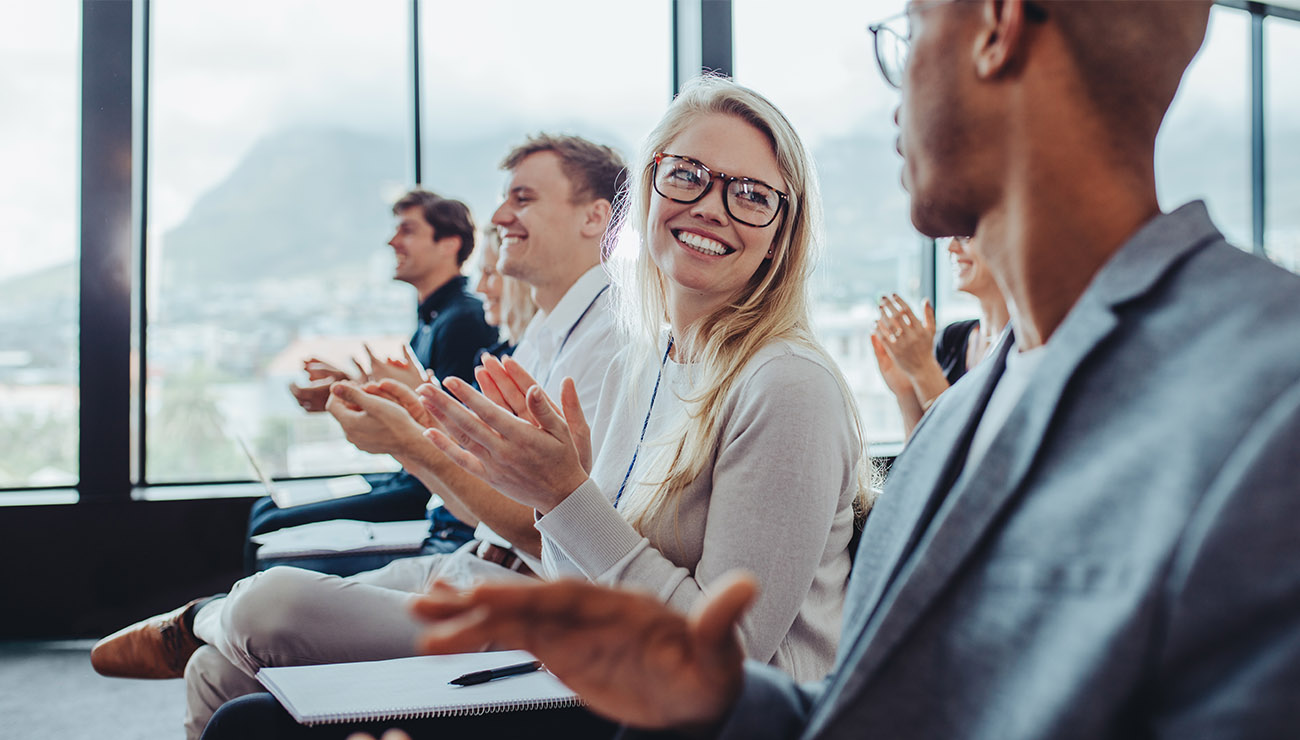 Een vrolijke management assistent