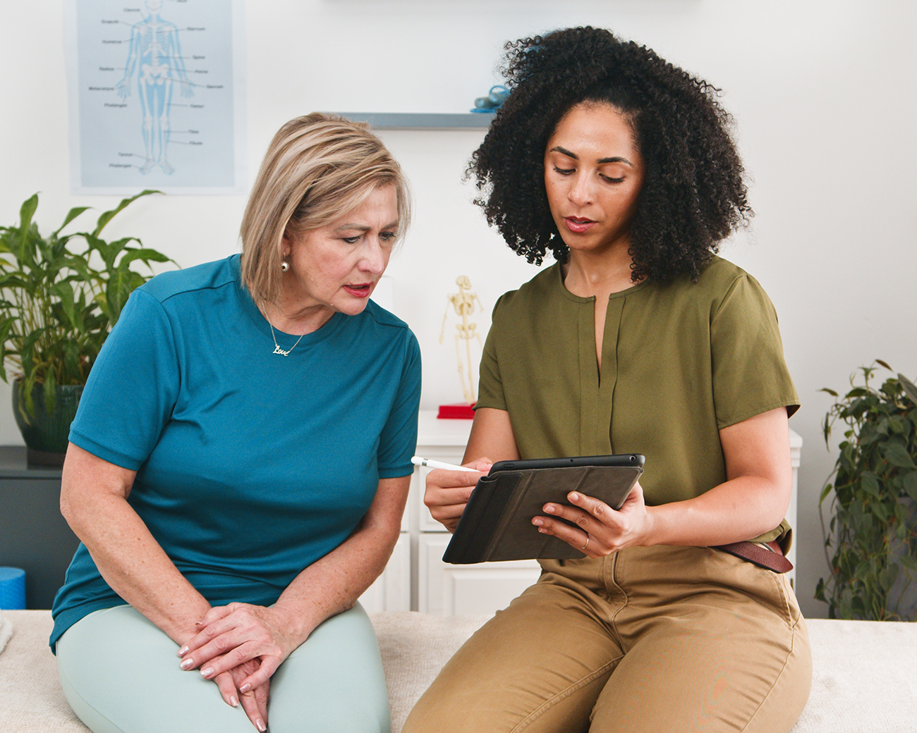 Zorgprofessional praat met cliënte 