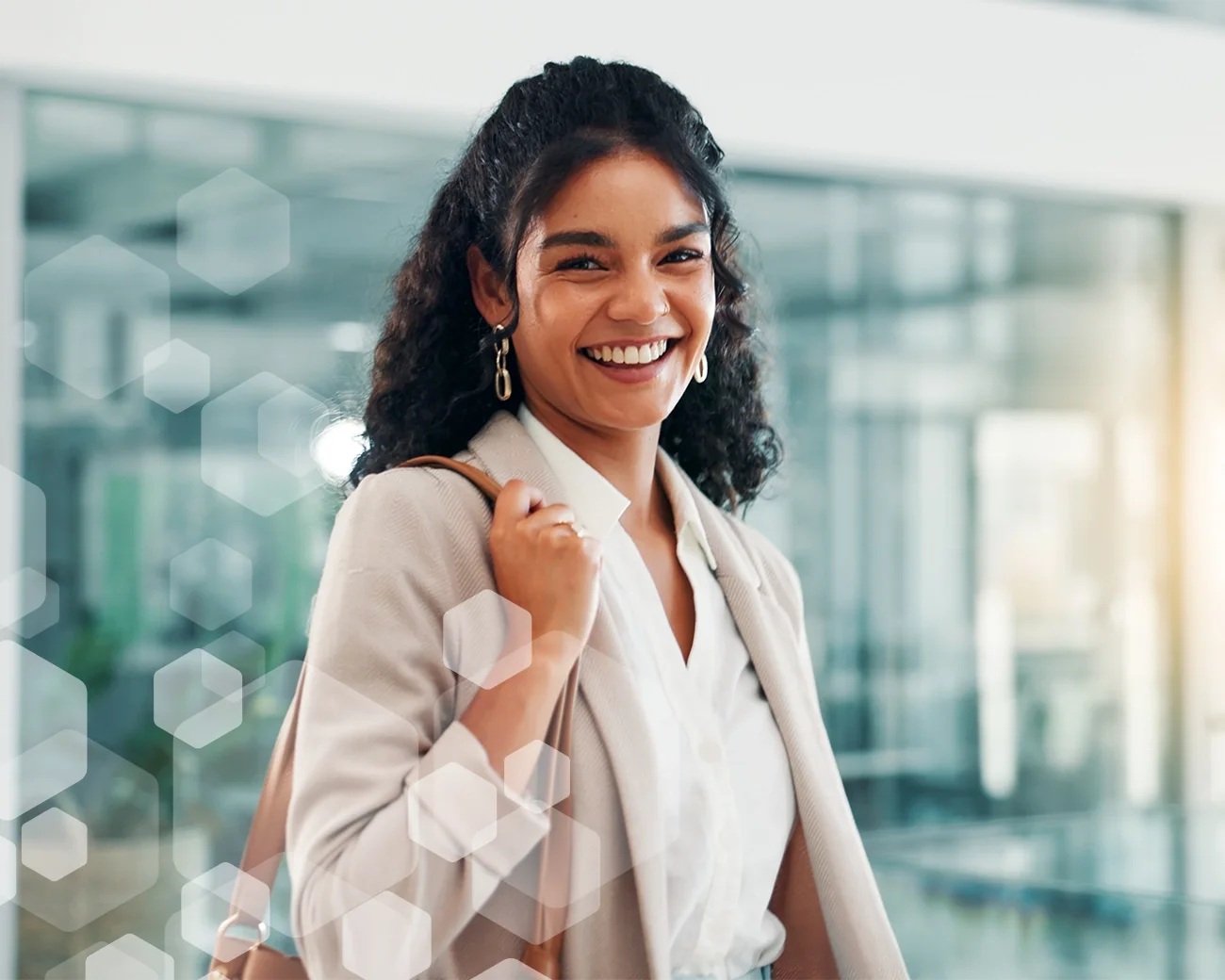 Vrouwelijke financieel professional lacht