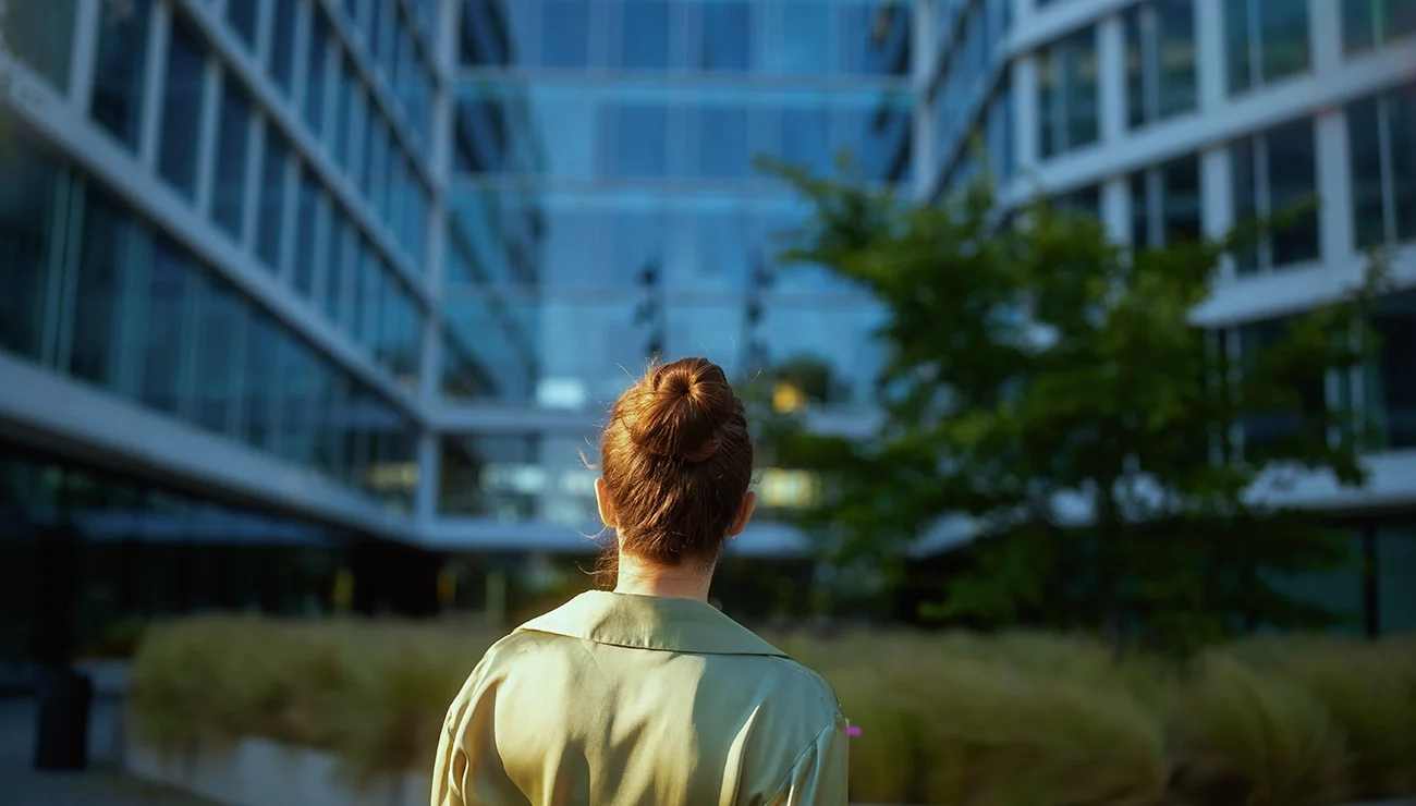 Vrouw kijkt naar een gebouw
