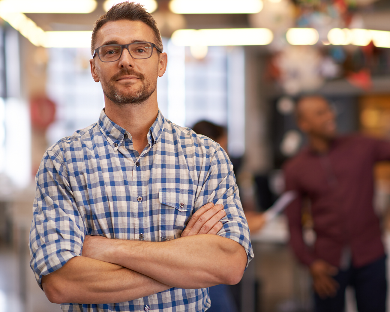 Man met armen over elkaar