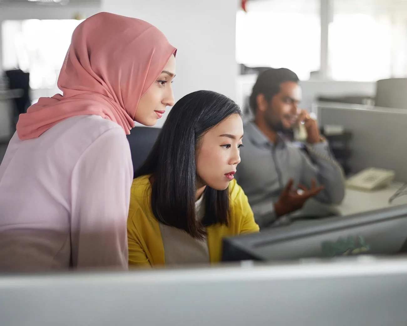 2 vrouwelijke medewerkers kijken naar een computerscherm
