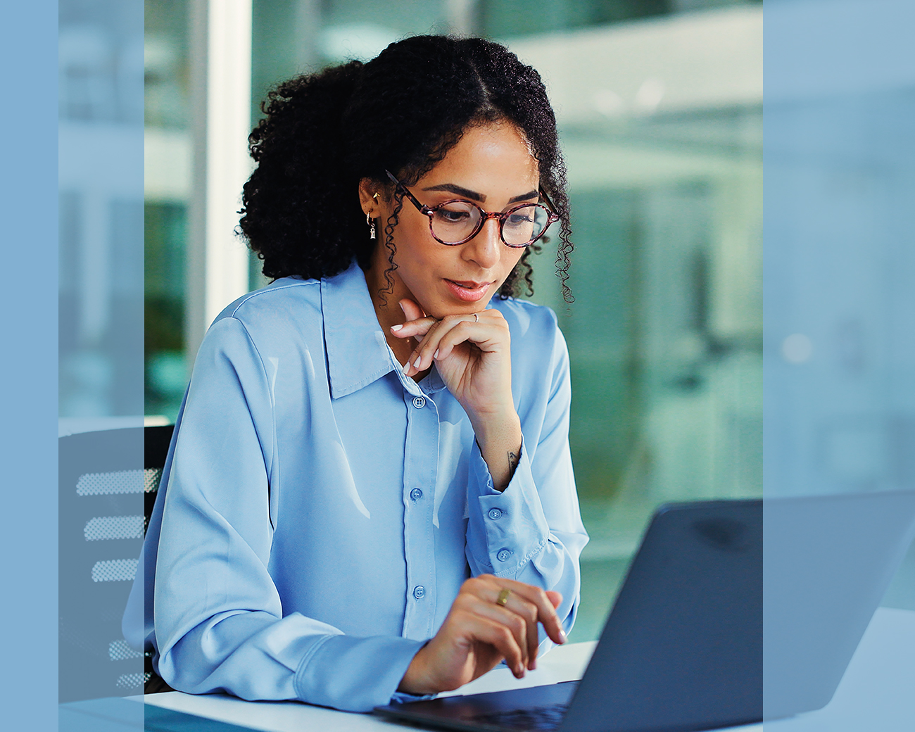 Virtual assistant aan het werk achter laptop