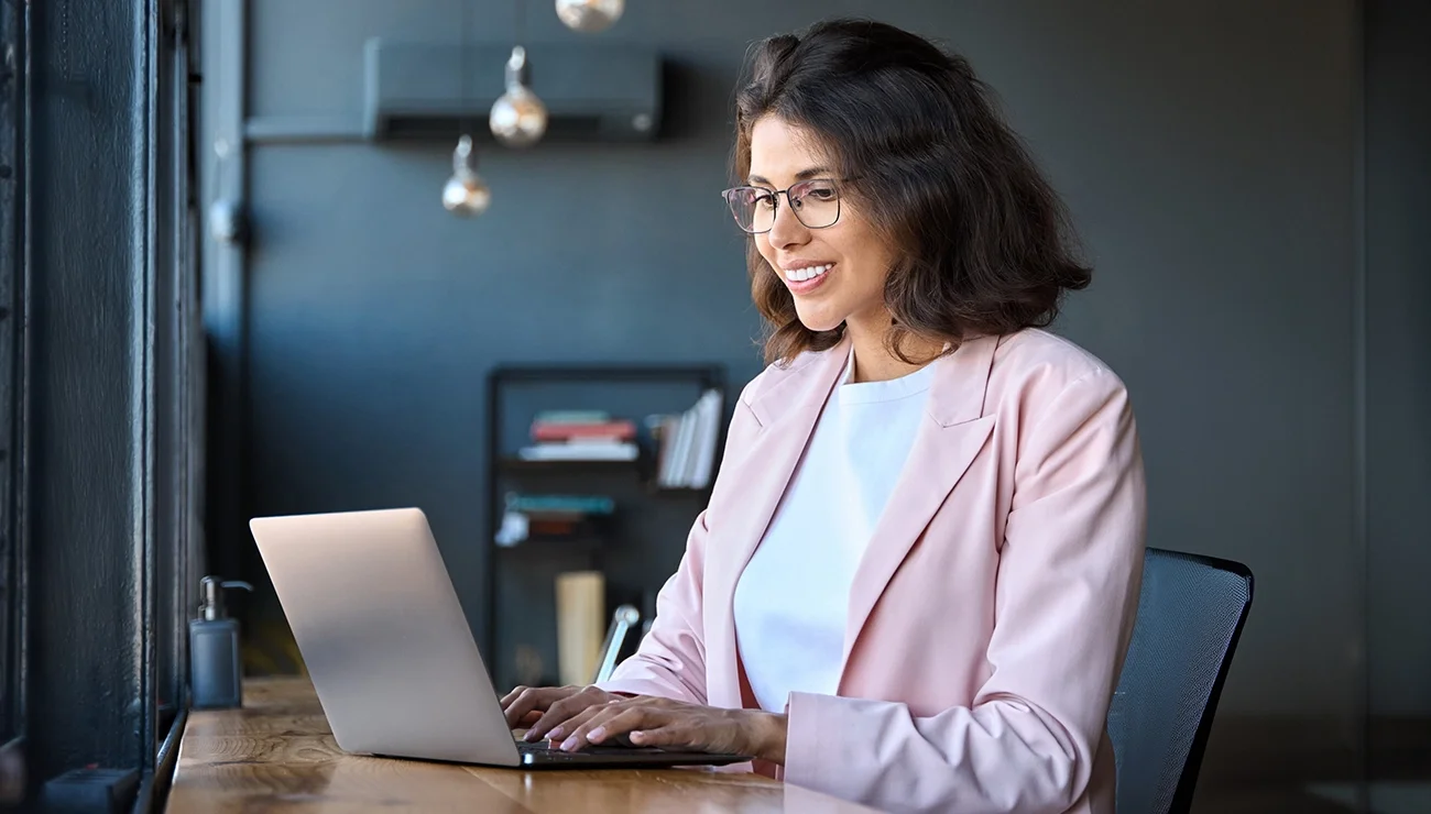 Vrouw aan het werk achter der laptop