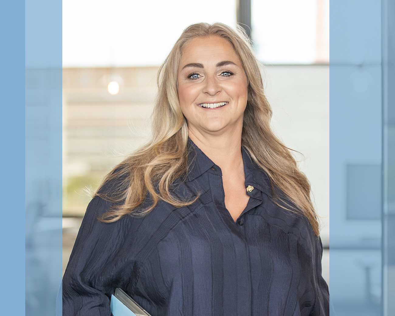 Supportprofessional kijkt lachend vooruit