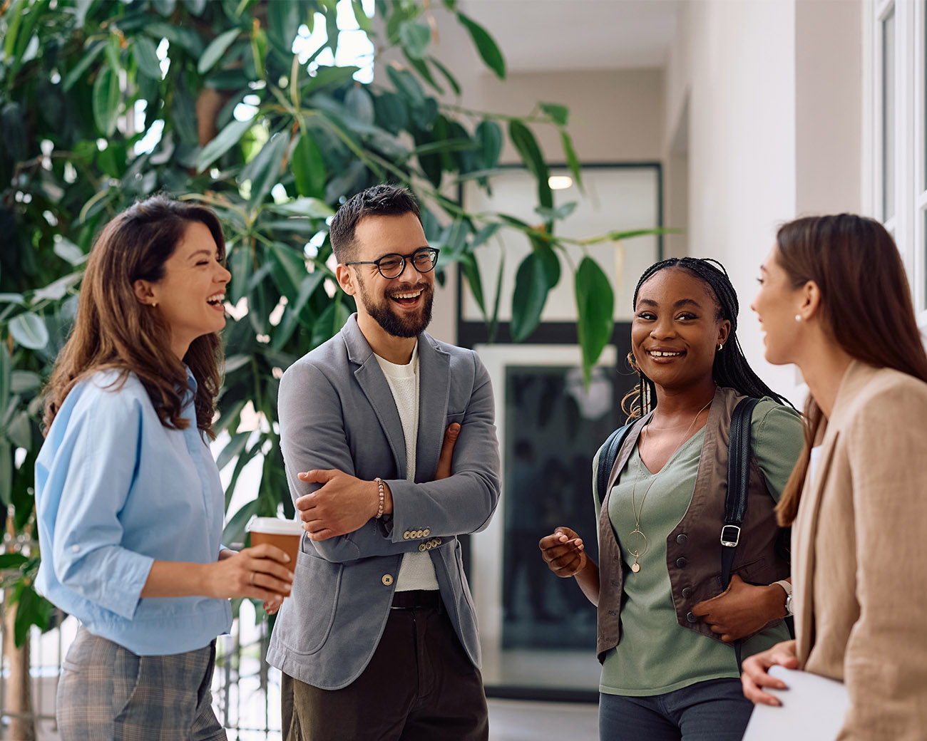 Vier collega's staand in overleg