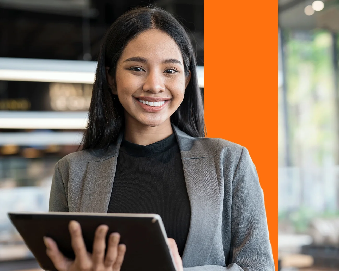 Vrouw met grijze blazer