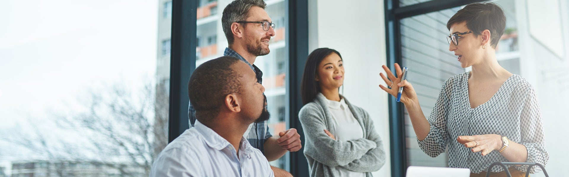 Teamleider legt uit aan drie teamleden