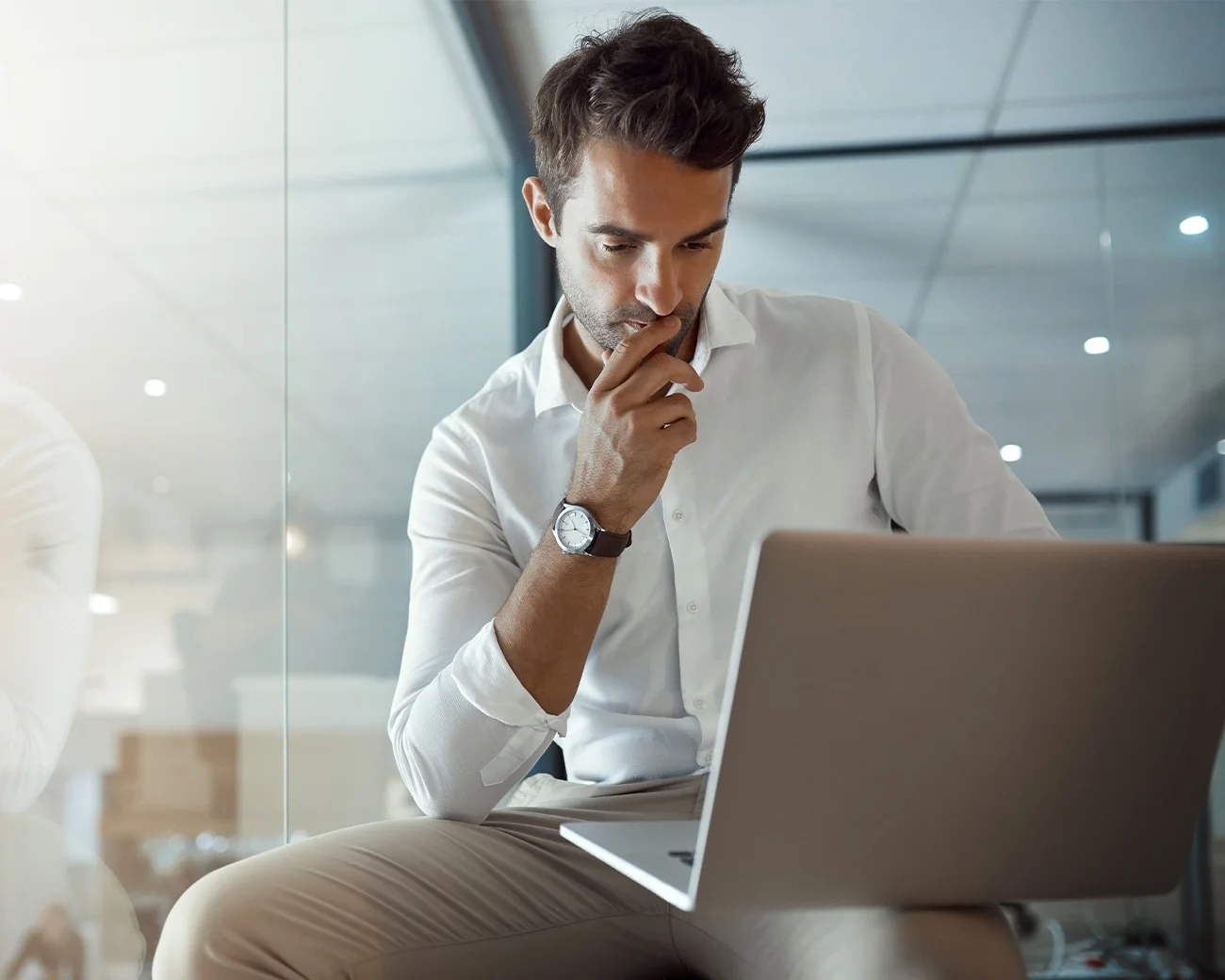 Man denkt kritisch na. 