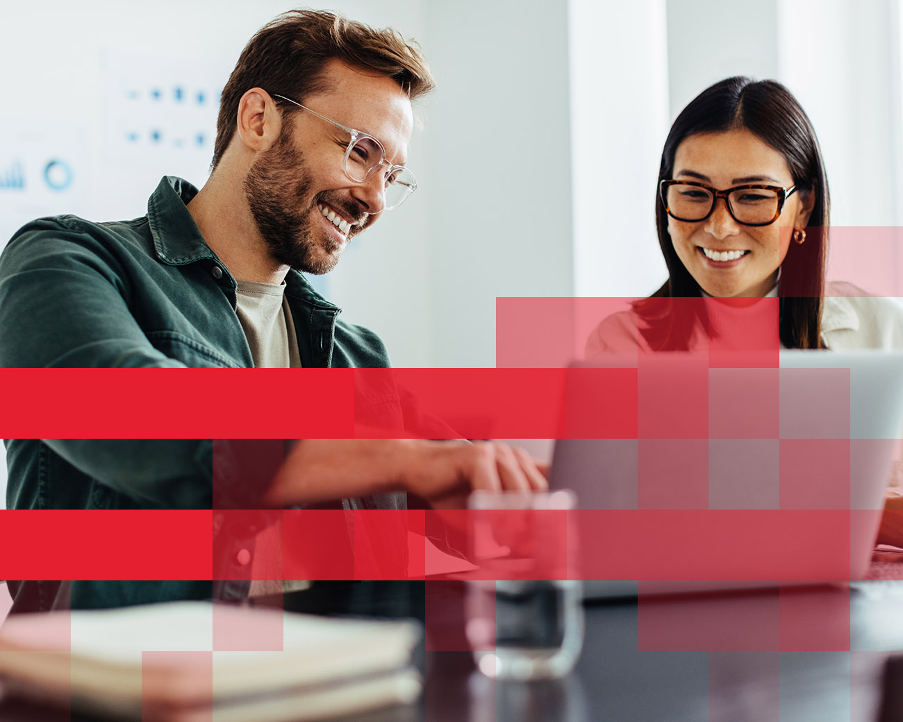 Mannelijke wijst iets aan op laptop voor vrouwelijke medewerker