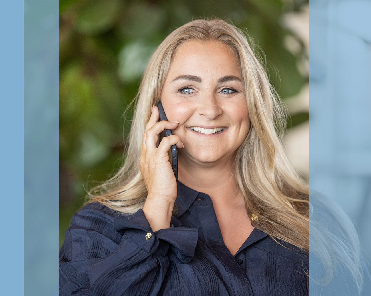 Supportprofessional telefoneert lachend