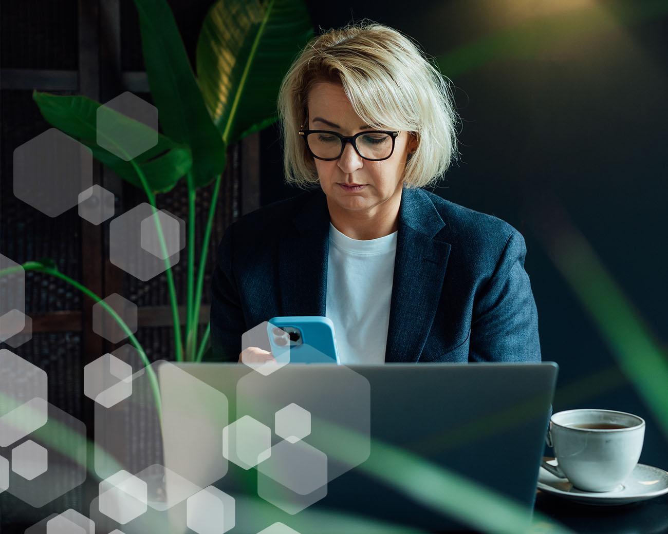 Fiscaal professional met kop koffie achter haar laptop