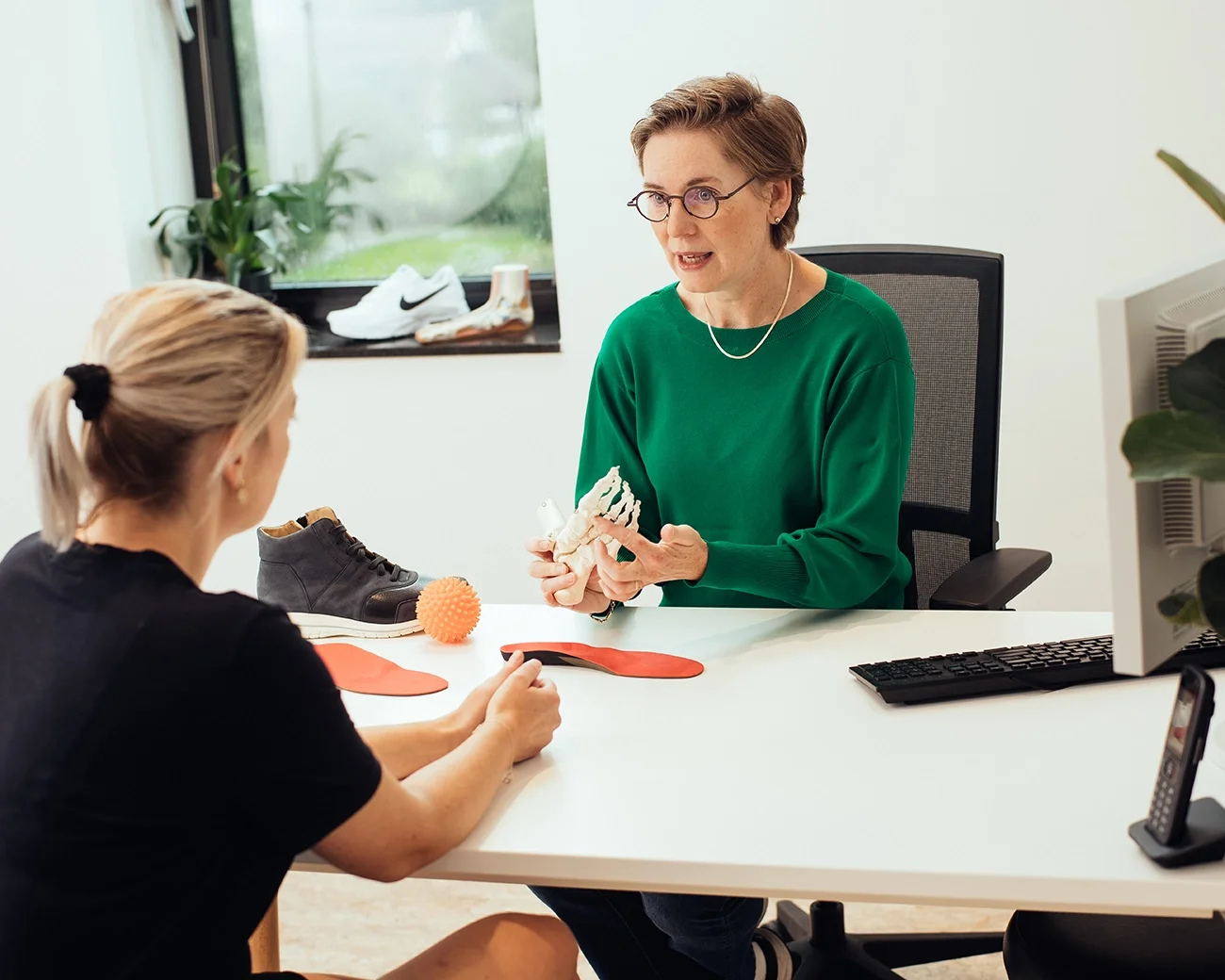 Vrouw die uitlegt over de voet aan andere vrouw