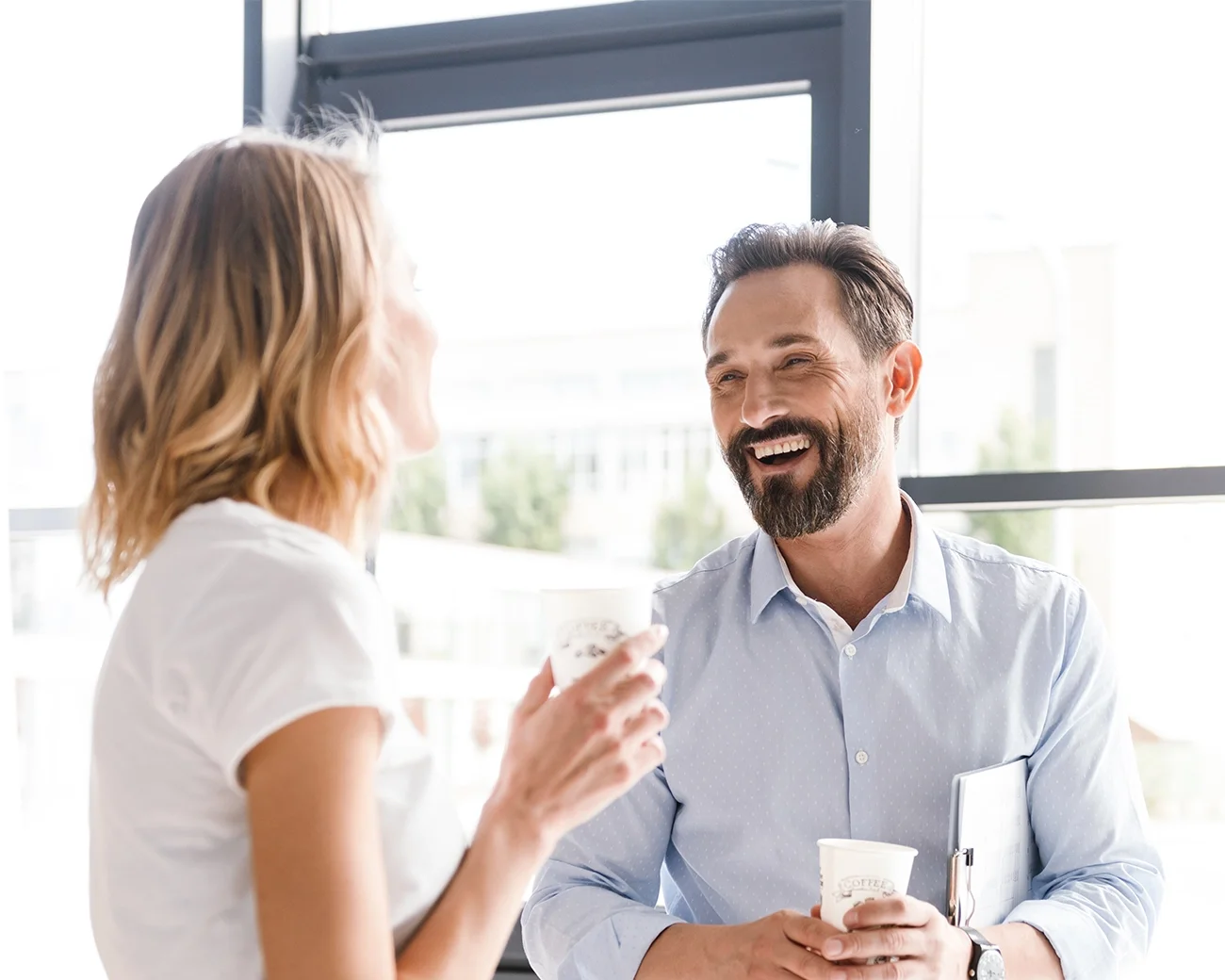 Man en vrouw lachend in gesprek