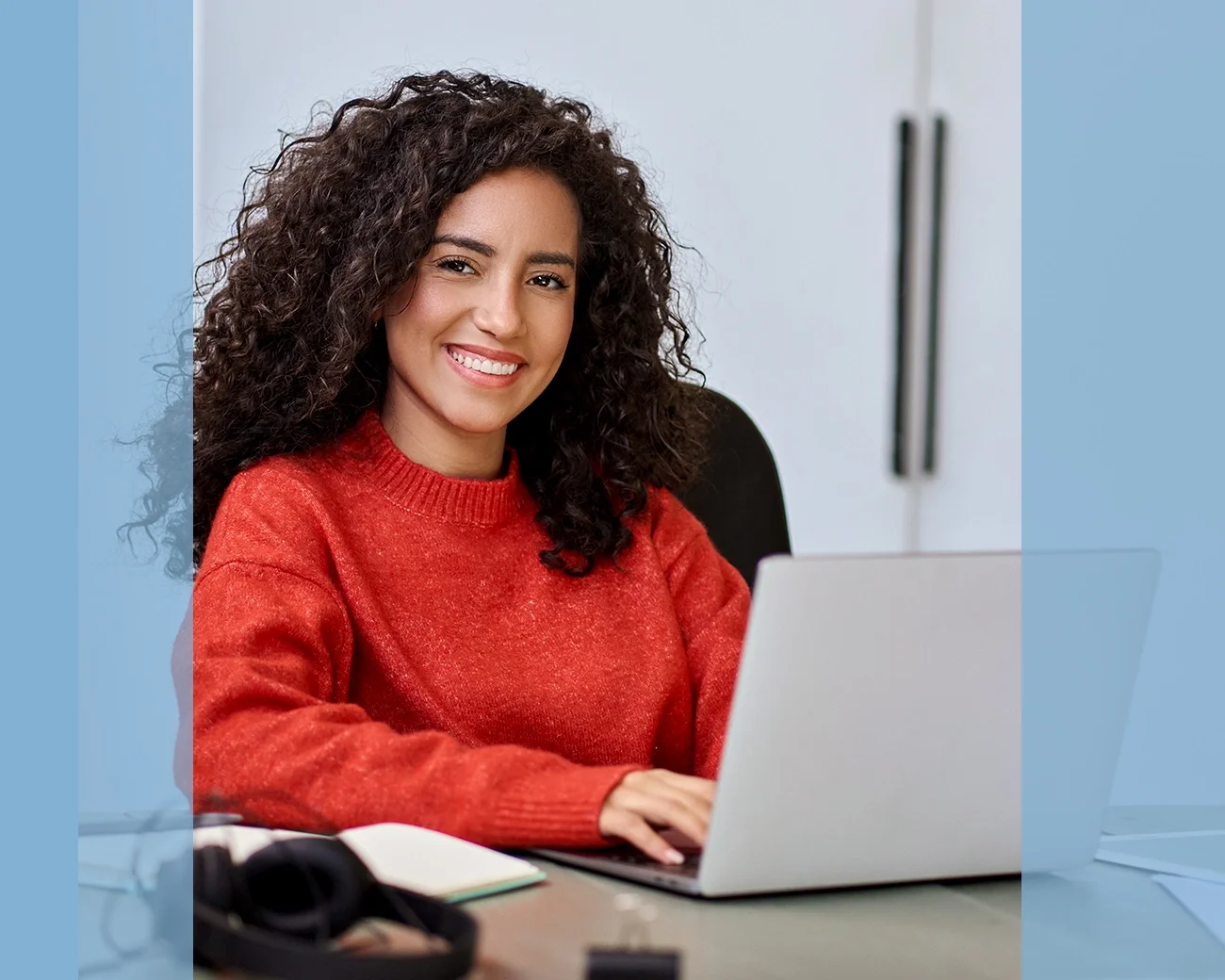 Studerende vrouw achter bureau
