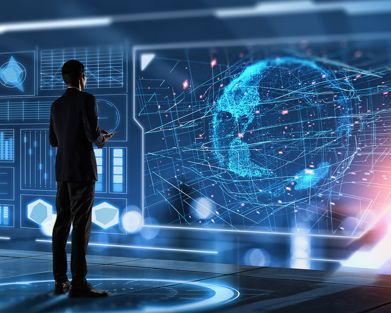 Man staat voor groot beeld met data