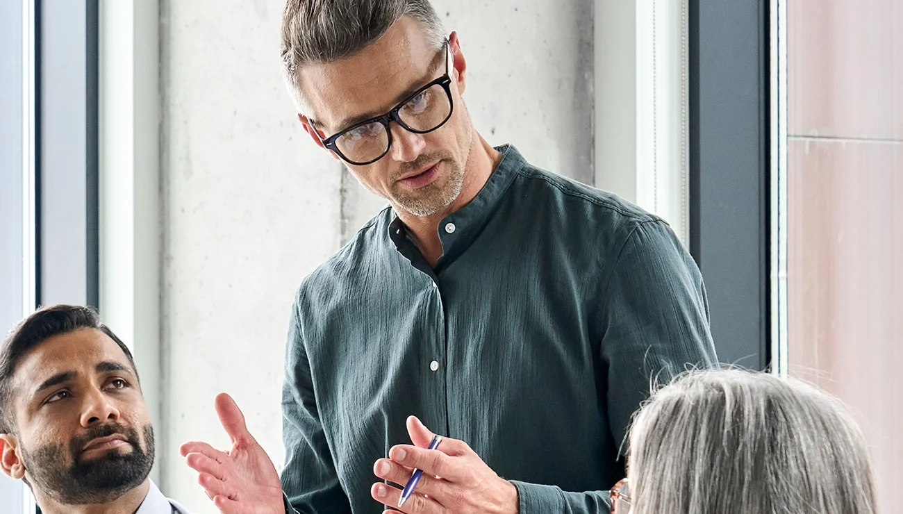 Drie collega’s zitten samen in een meeting