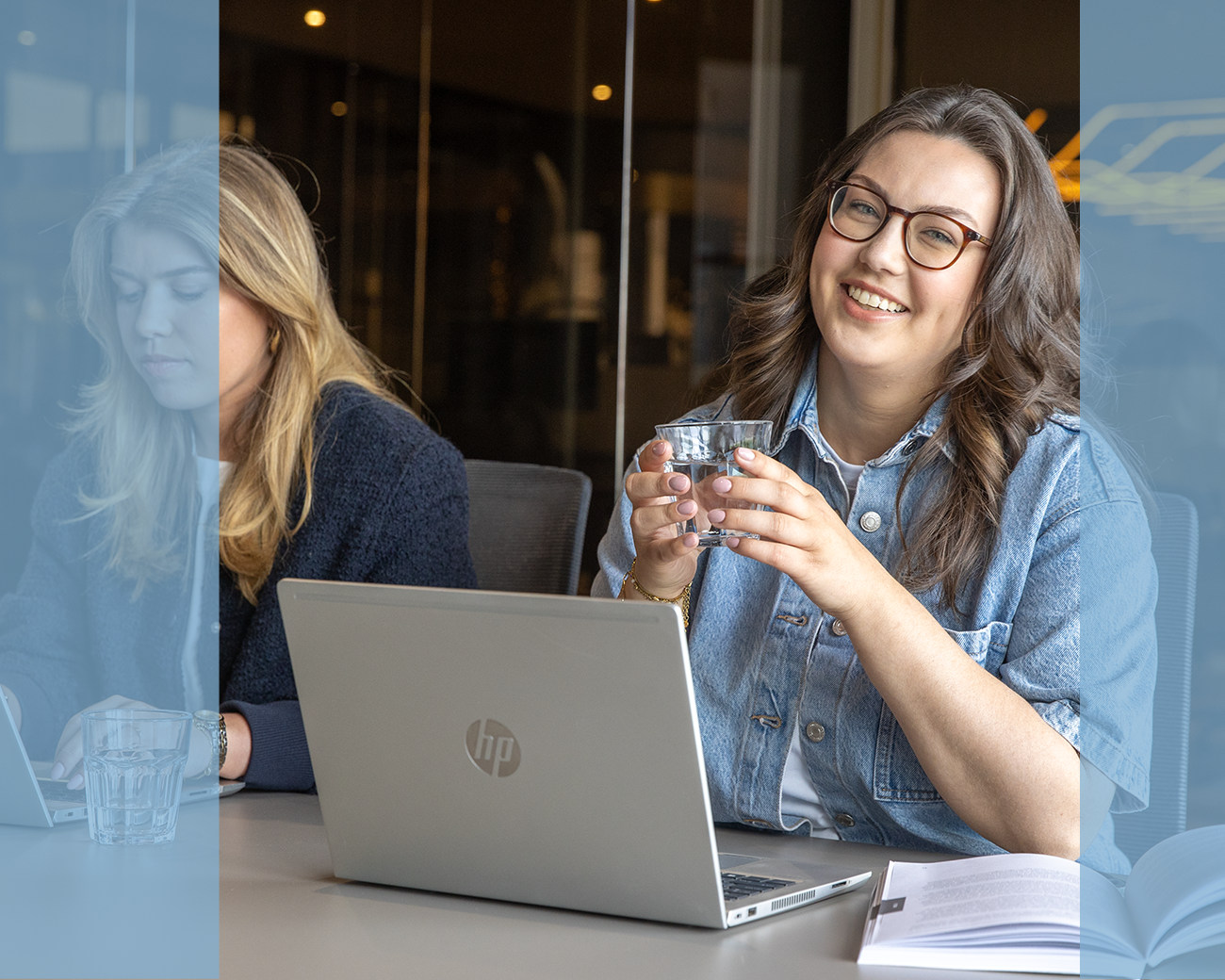 Lachende vrouw achter laptop