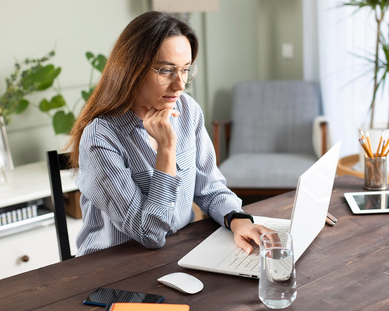 Zakenvrouw gefocust op laptop