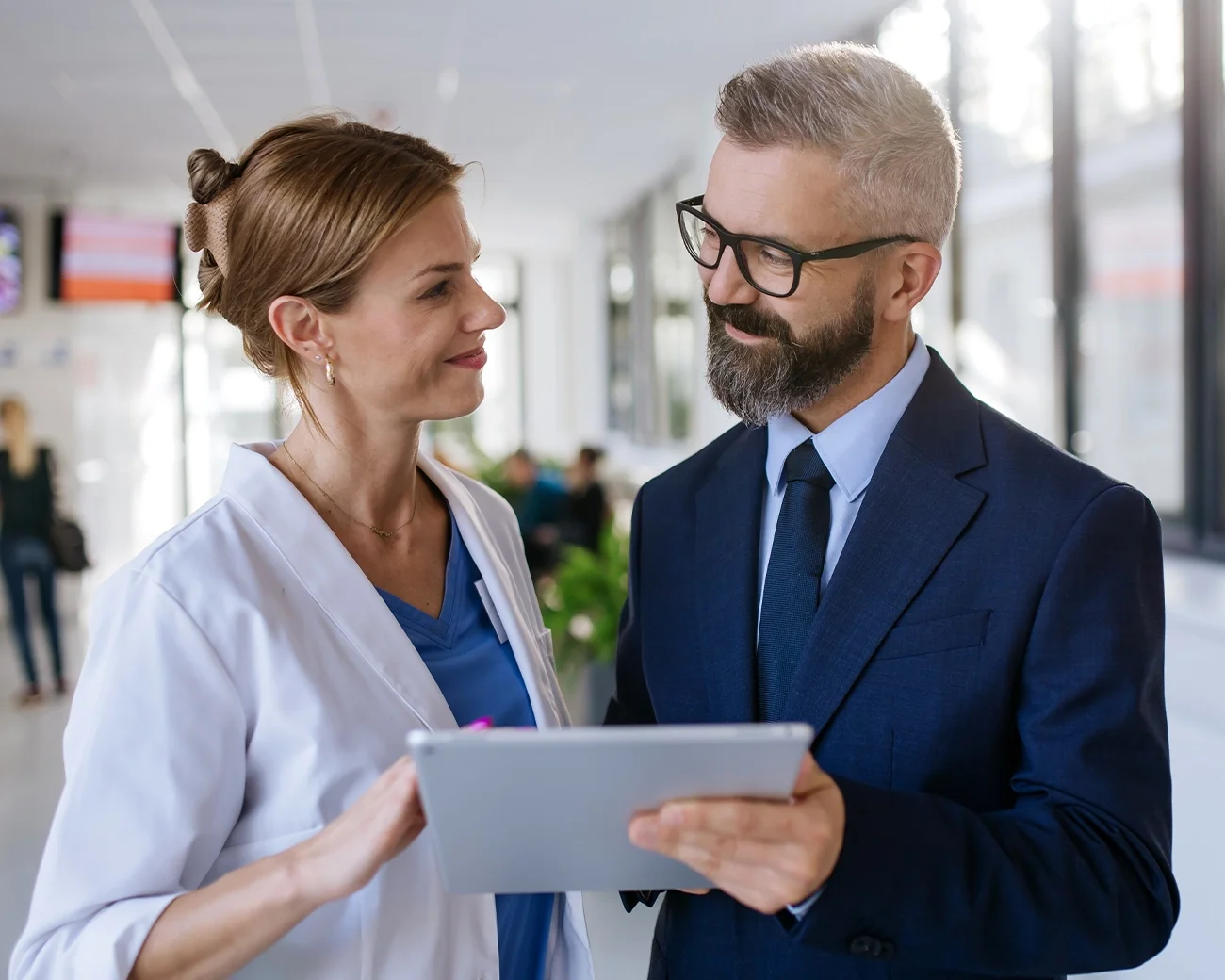 Man en vrouw in zorgomgeving