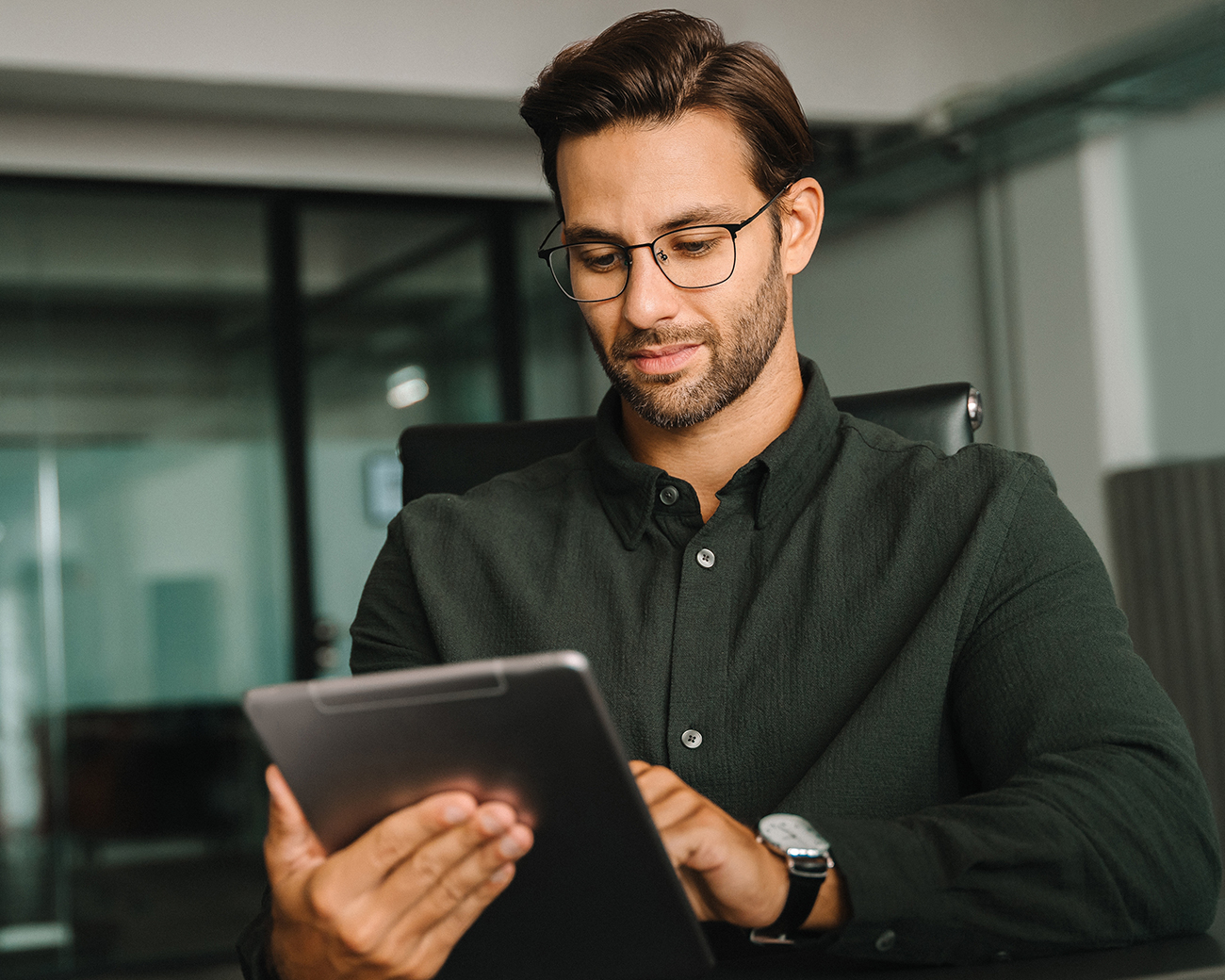 Jonge ambtenaar werkt op tablet