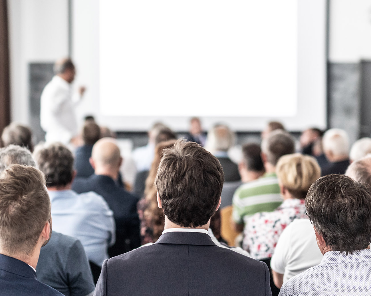 Man legt keuzes uit aan groot publiek.