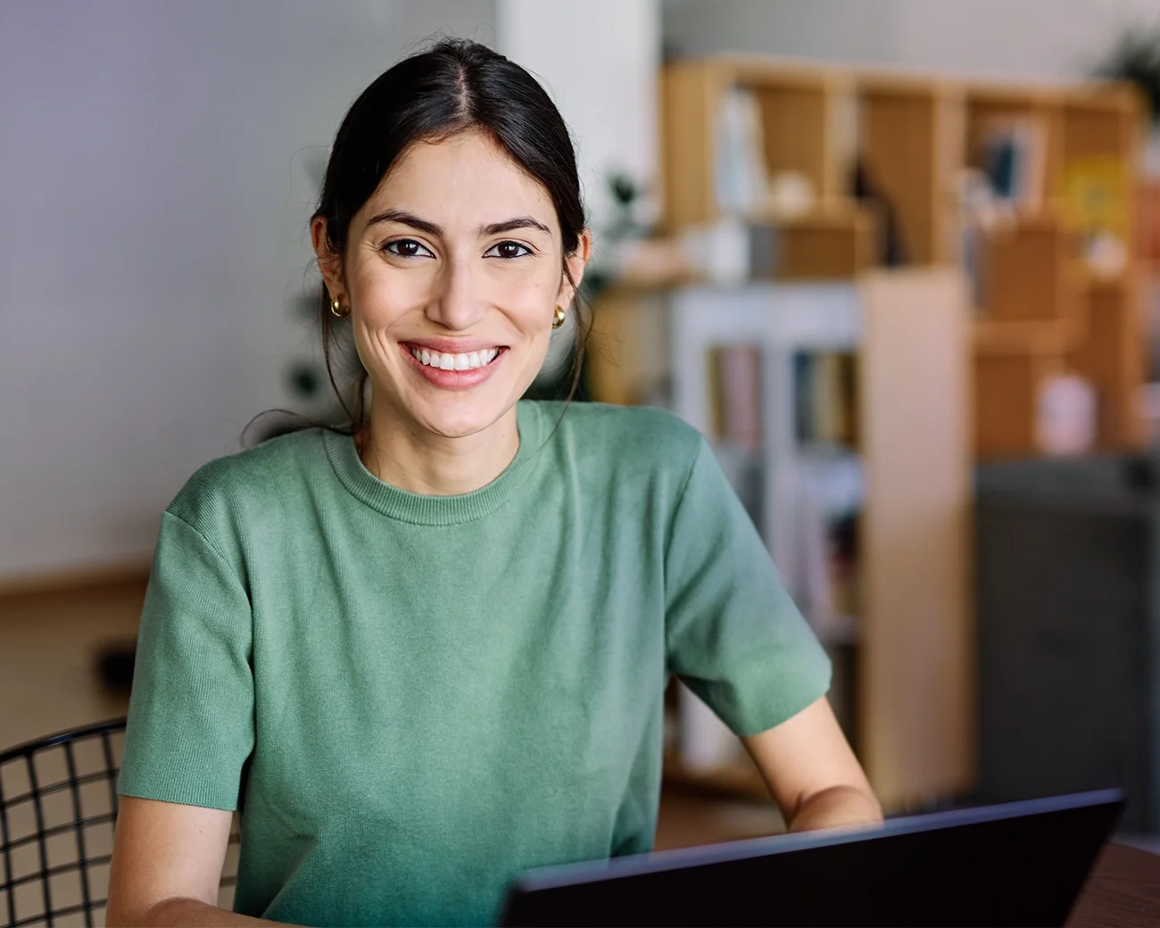 Vrouwelijke professional werkt achter laptop