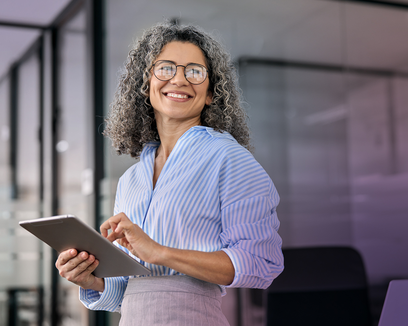 Professional in kantooromgeving met IPad in handen