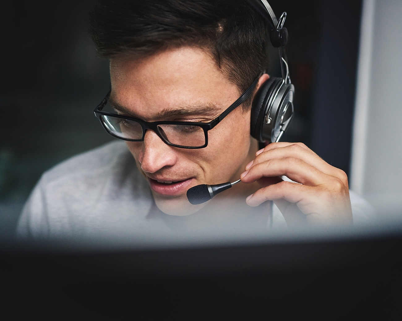NIBE-SVV opleidingsadviseur in telefoongesprek met student