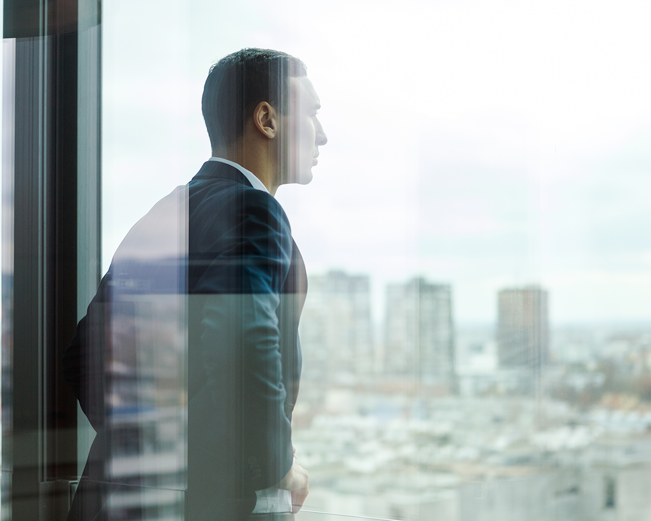 Man kijkt naar buiten