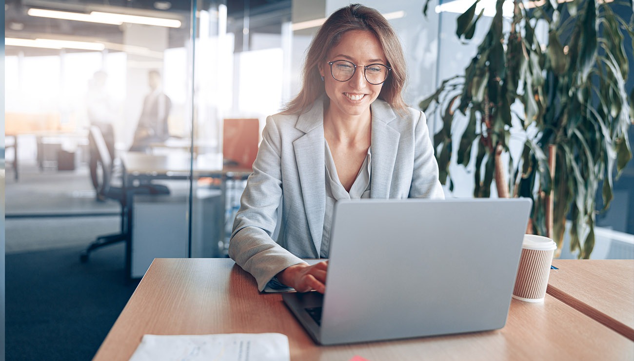 Een vrolijke management assistent