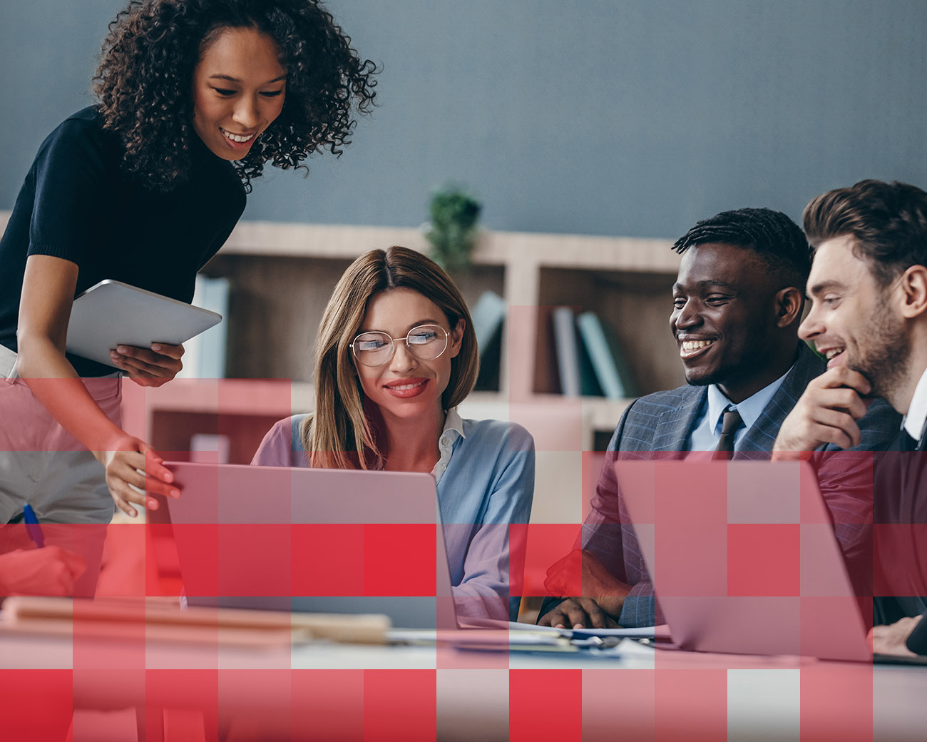 Collega's kijken samen naar laptop