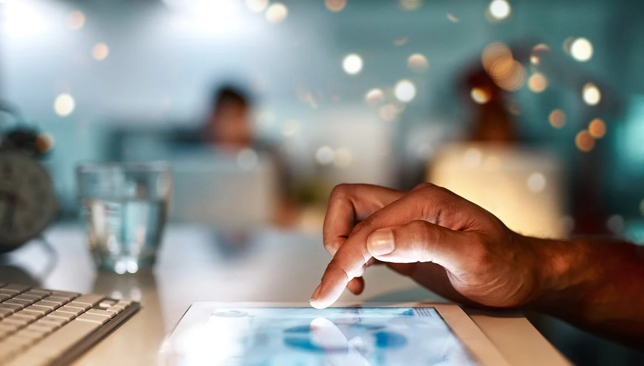 Vinger raakt een tablet aan