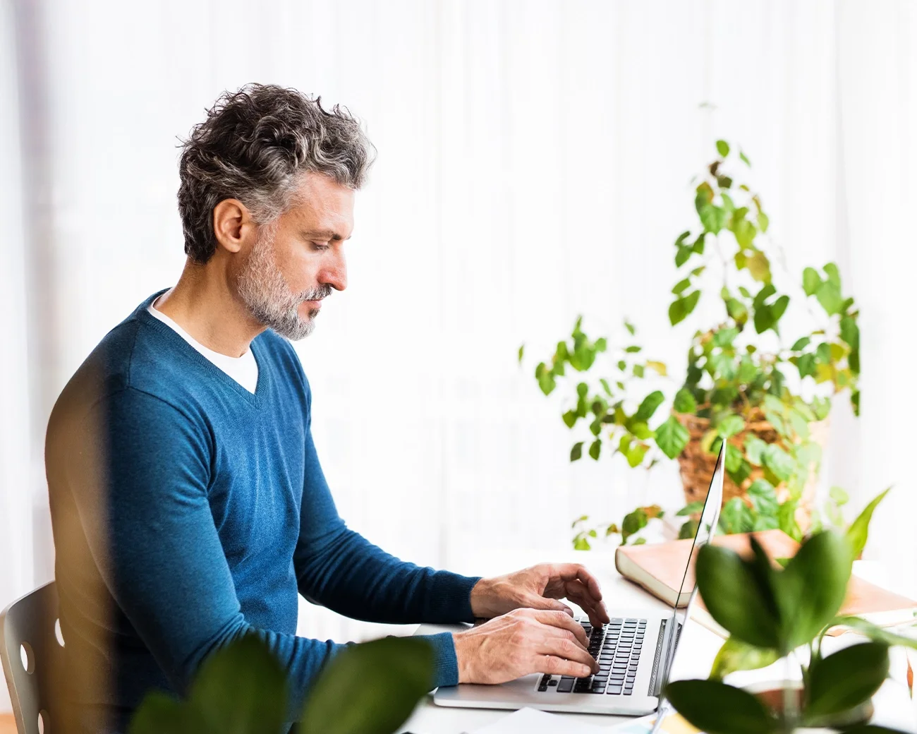 Werkende man achter laptop