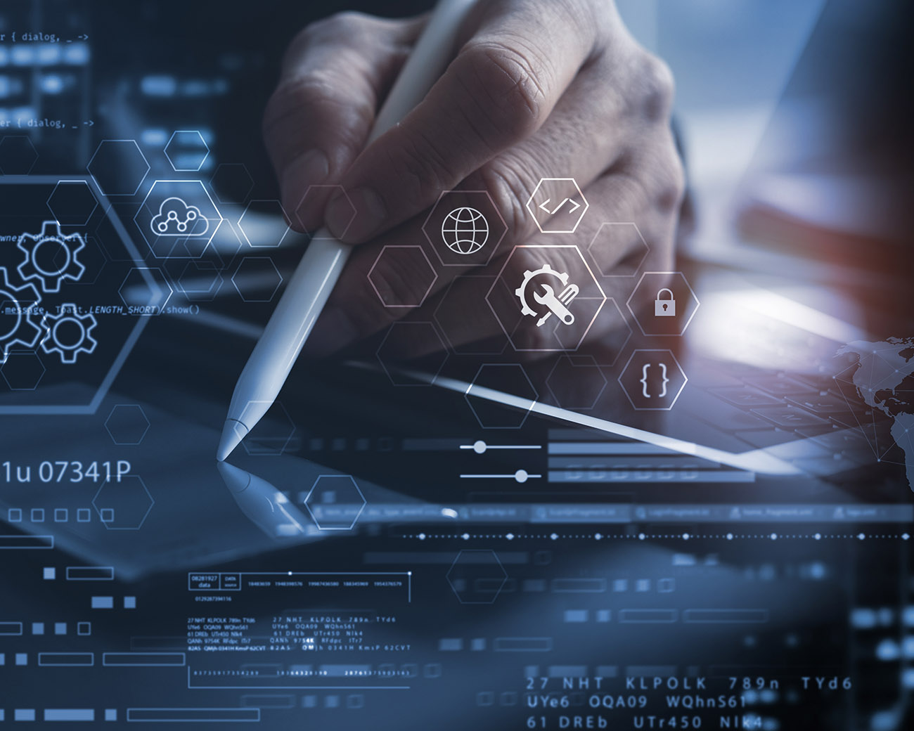 Persoon achter laptop oriënteert zich op IT-banen