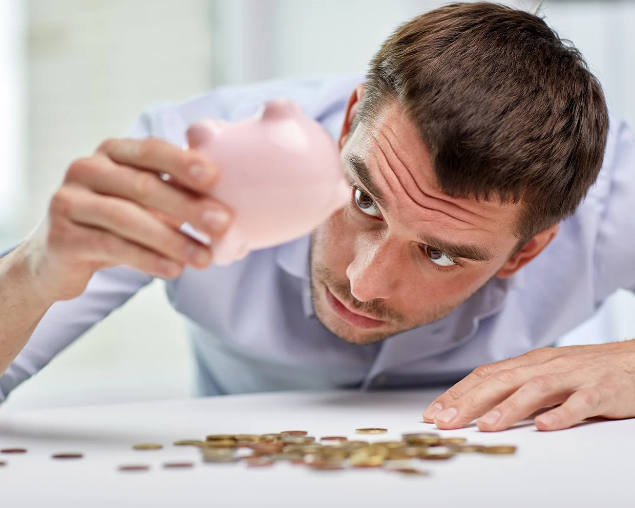 Man bekijkt hoeveel geld hij heeft.